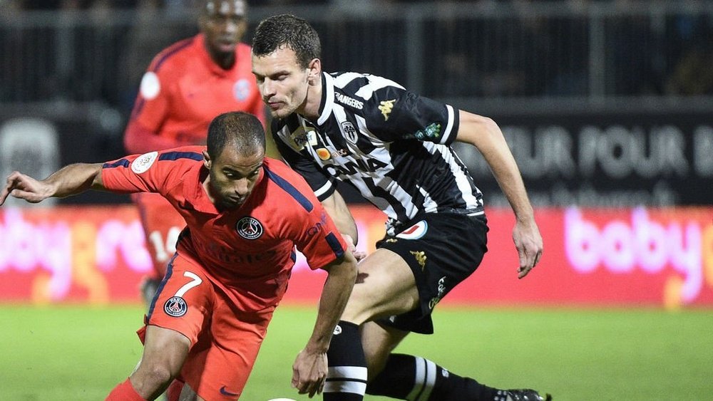 Lucas Moura, del PSG (i), trata de llevarse un balón ante la oposición de un rival del Angers. Twitter