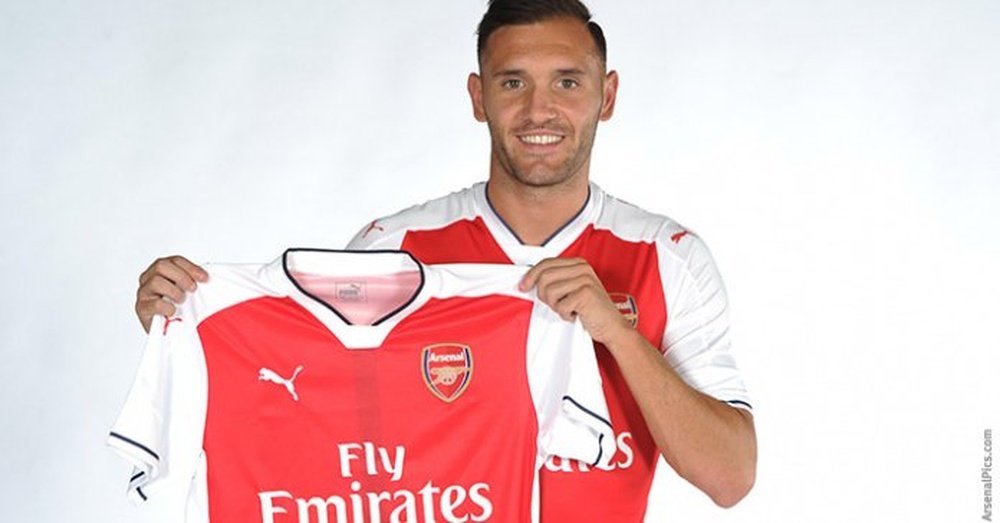 Perez poses with the Arsenal shirt. ArsenalFC