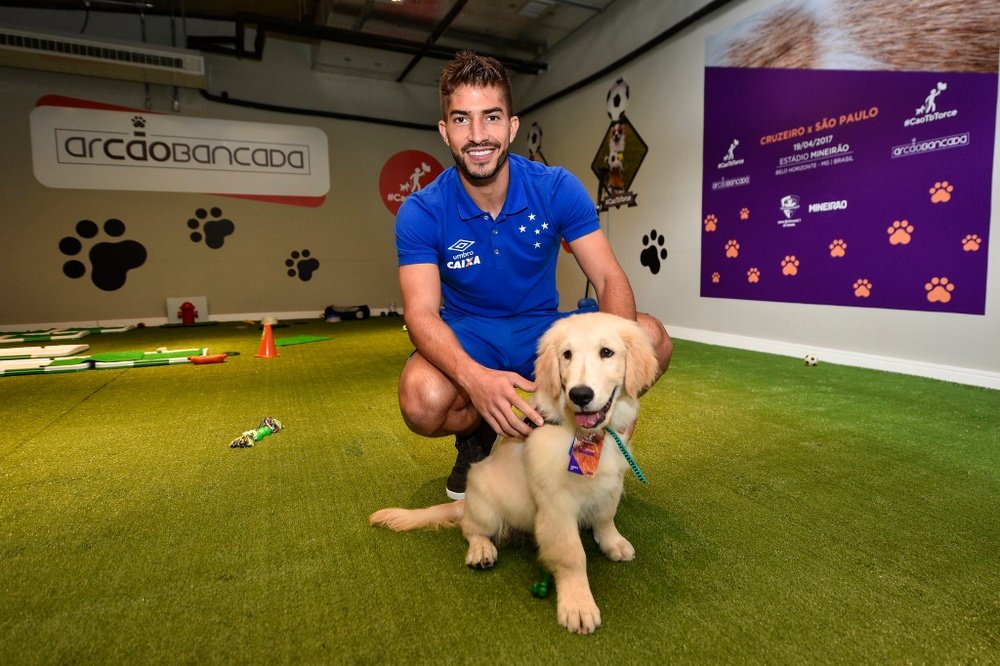 Lucas Silva visitou a 'ArCãobancada' com seu cachorro. Mineirao