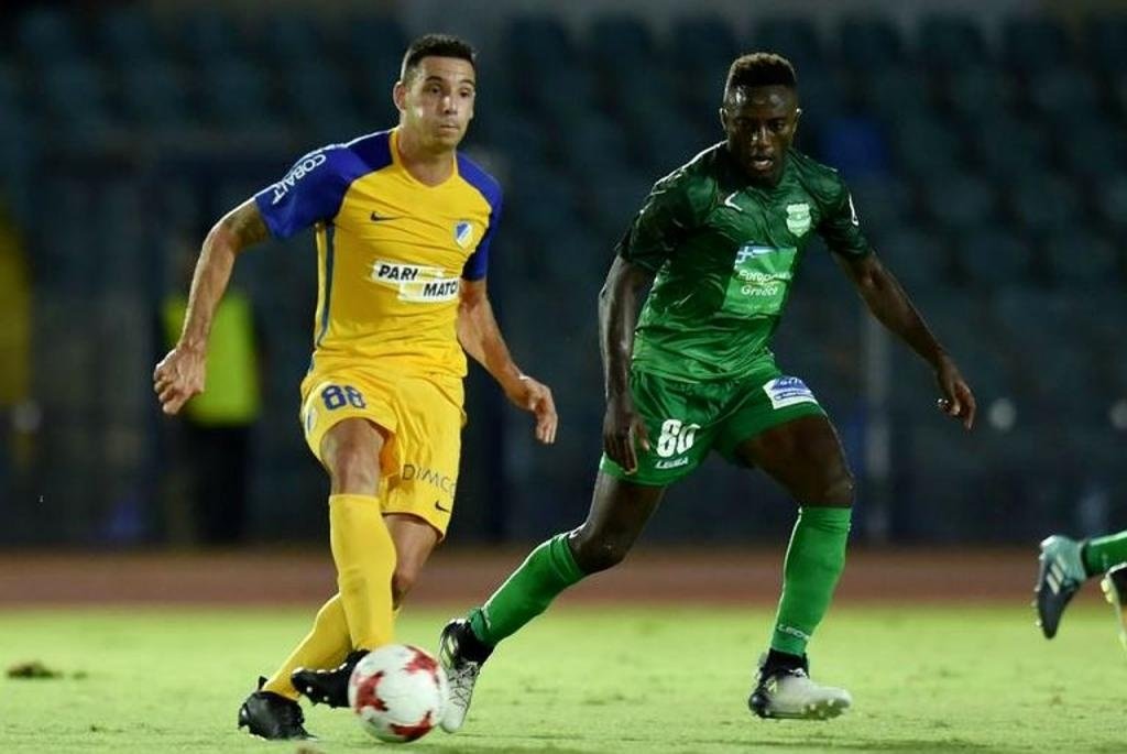 El APOEL, rival del Sevilla en la Europa League, cayó en el campo del Olympiacos Nicosia (2-0) para descolgarse de la pelea por el liderato de la Liga de Chipre que domina el Anorthosis en la undécima jornada.