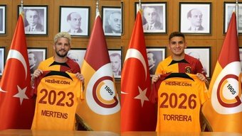 Mertenes y Torreira, presentados como nuevos jugadores del Galatasaray. Twitter/Galatasaray