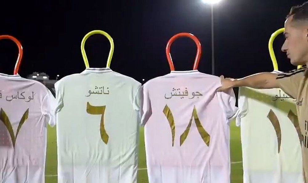 El reto de las camisetas del Madrid en árabe. Captura/RealMadrid