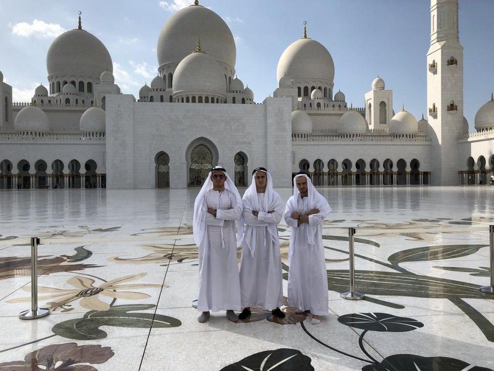 Lucas Vázquez aprovechó para hacer turismo por Abu Dhabi. Twitter/LucasVázquez