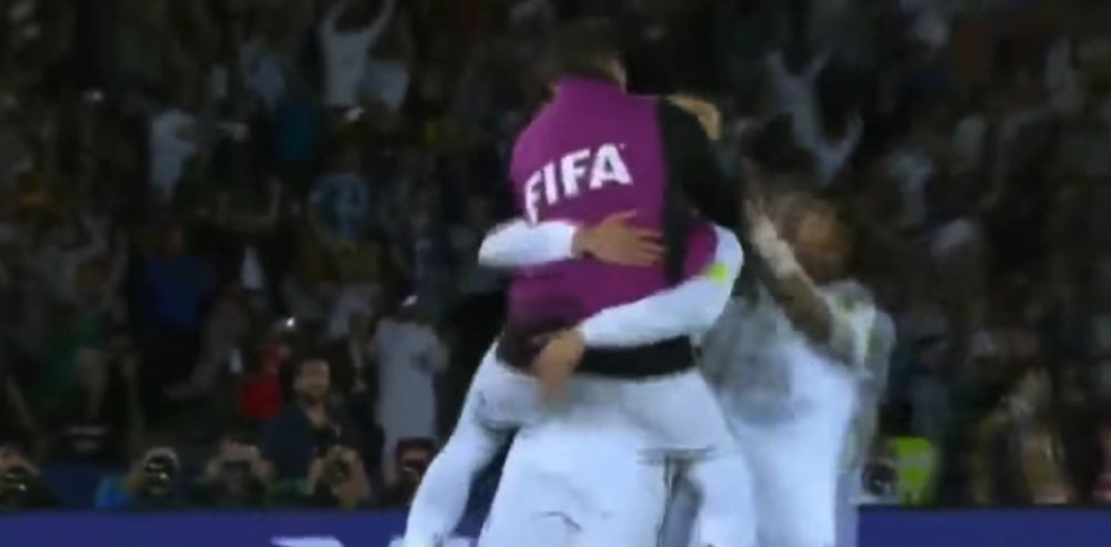 Cristiano y Lucas Vázquez se fundieron en un abrazo. Captura/La1