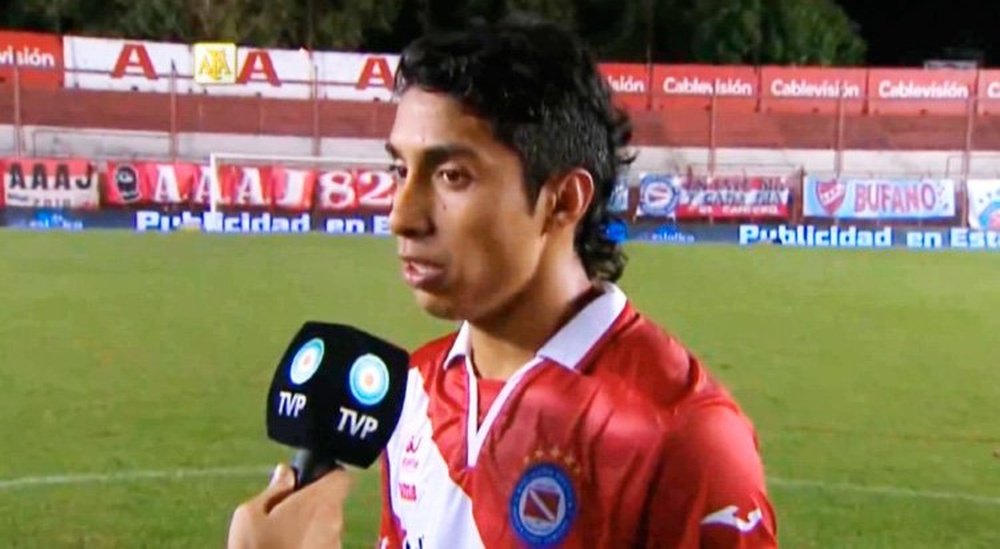 Luciano Cabral atiende a los medios en un partido con Argentinos Juniors. Twitter