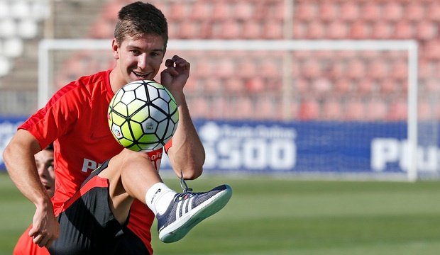 Luciano Vietto controla el balón durante un entrenamiento. ClubAtléticodeMadrid