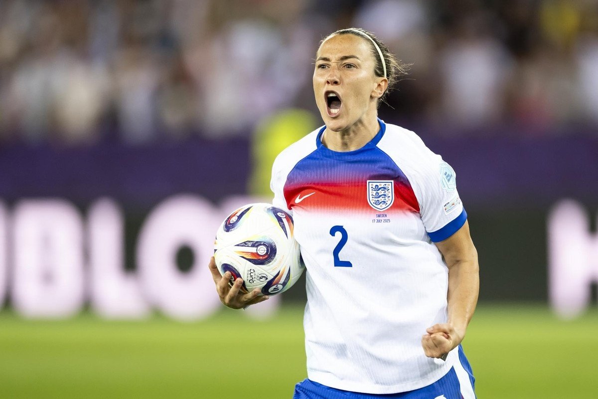 Lucy Bronze, una de las jugadoras más importantes para Inglaterra, confesó que jugó toda la Eurocopa, y la ganó, con una fractura de tibia.