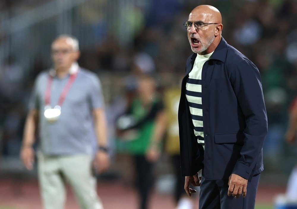 De la Fuente reviewed several names from Espana. EFE