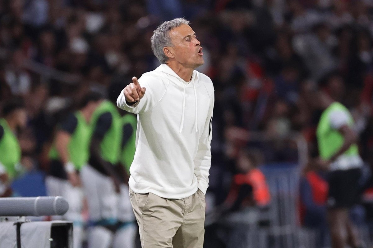 Luis Enrique fratura a clavícula após queda de bicicleta