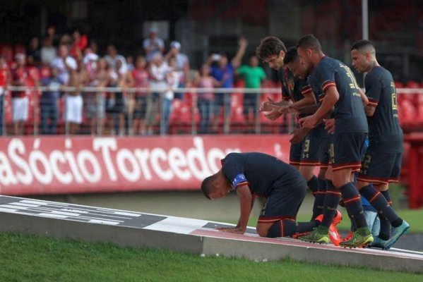 Luis Fabiano dice adiós a Sao Paulo con gol y victoria
