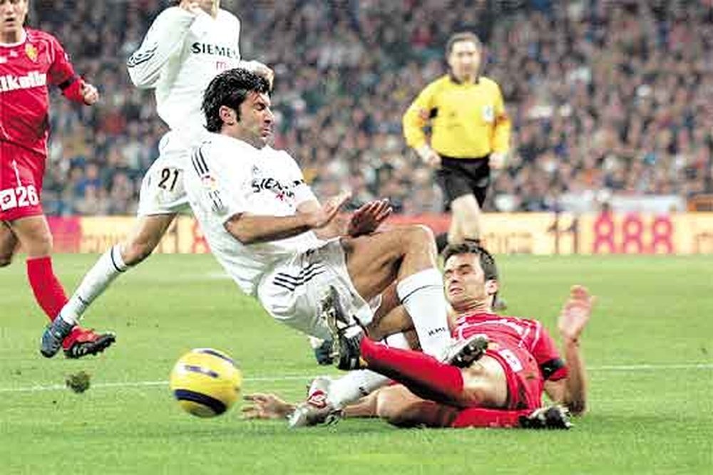 El ex jugador del Zaragoza tuvo que colgar las botas por una entrada salvaje de Figo. EFE/Archivo