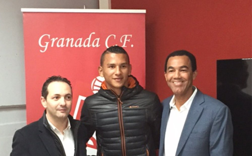 Luis Javier Suarez Charris, de 17 años, firma para jugar en el Juvenil del Granada. Twitter