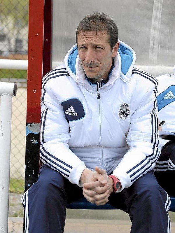 Luis Miguel Ramis hace olvidar a Zidane en el banquillo del Castilla. Twitter