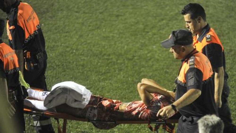 Luis Milla, del Guijuelo, es retirado en camilla tras lesionarse la rodilla en un partido de Copa del Rey ante el Pontevedra. Twitter
