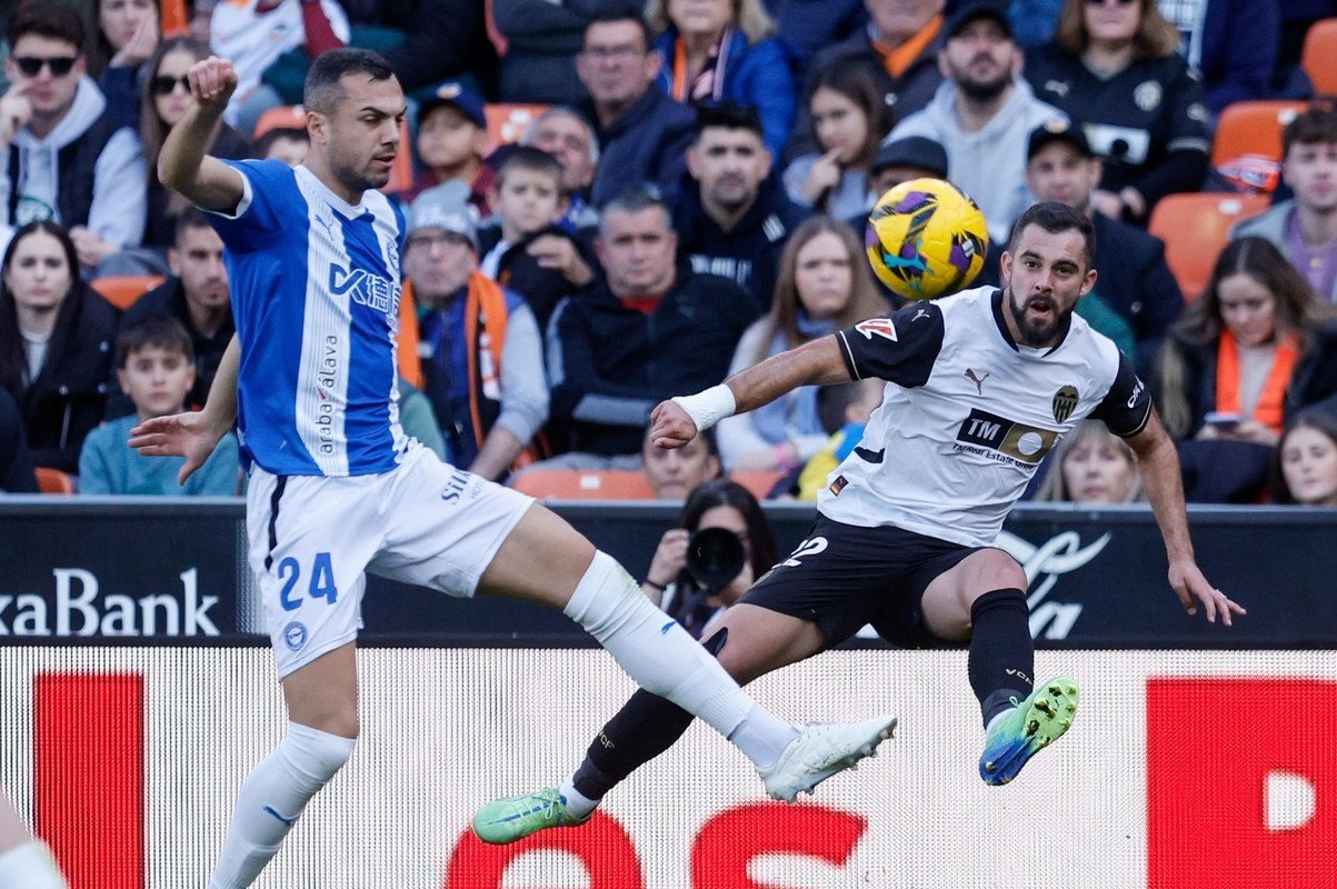 El Alavés le quita el último aliento al Valencia. EFE/Kai Försterling