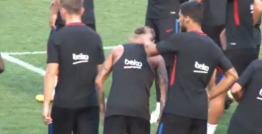 Luis Suárez recibió con una colleja a Neymar por llegar tarde. As