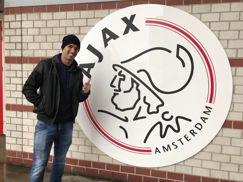 Luis Suárez visitó al club que le lanzó a la fama en Europa. Twitter/AFCAjax
