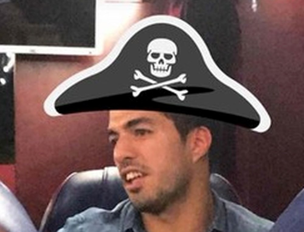 Alcácer 'disfrazó' de pirata a su compañero. Instagram