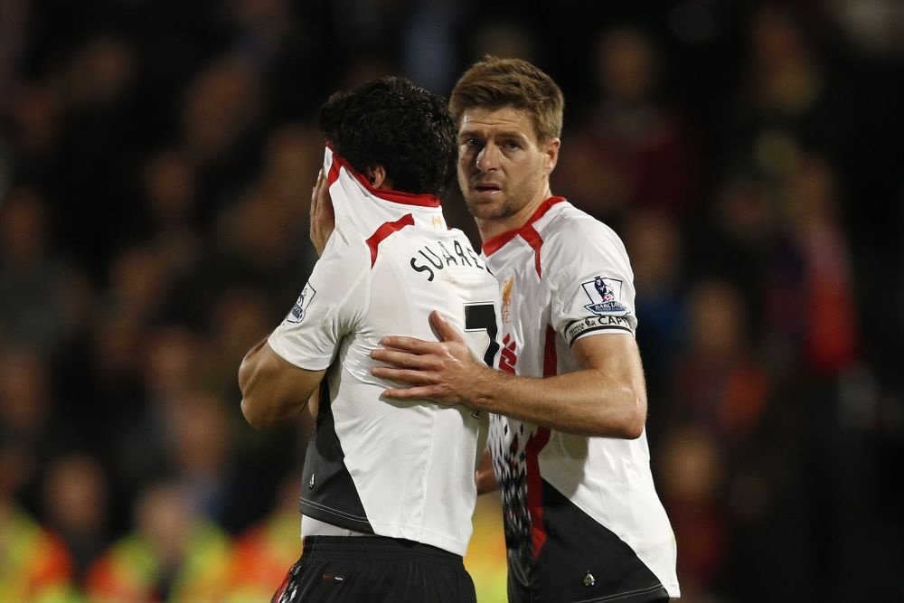 Suárez lo dio todo por el Liverpool y sufrió como nadie en 2014. AFP