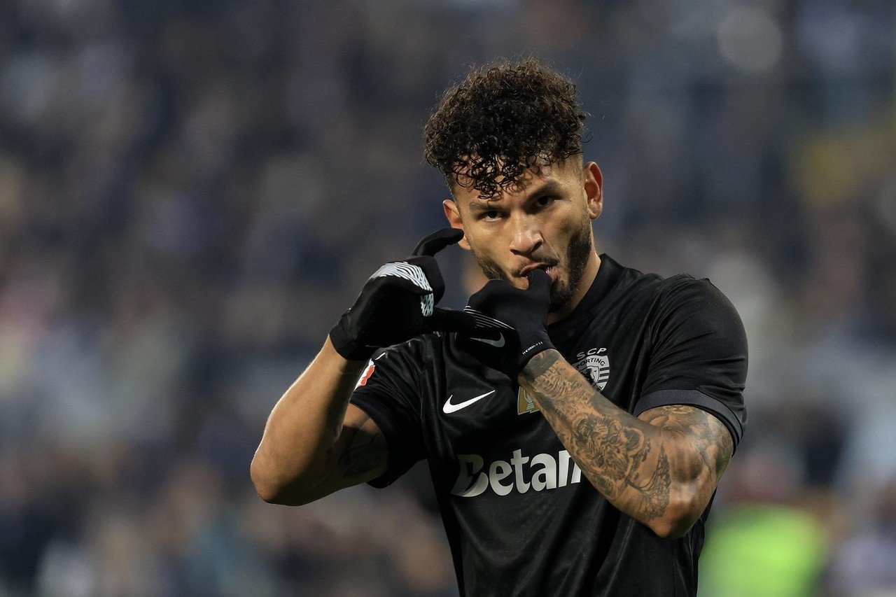 El Sporting CP goleó al Vitória Guimaraes este martes, por 1-4, para mantener el pulso con el Oporto del liderato de la Liga Portuguesa. Los 'dragoes' se mantienen en primera posición con cinco puntos de ventaja.