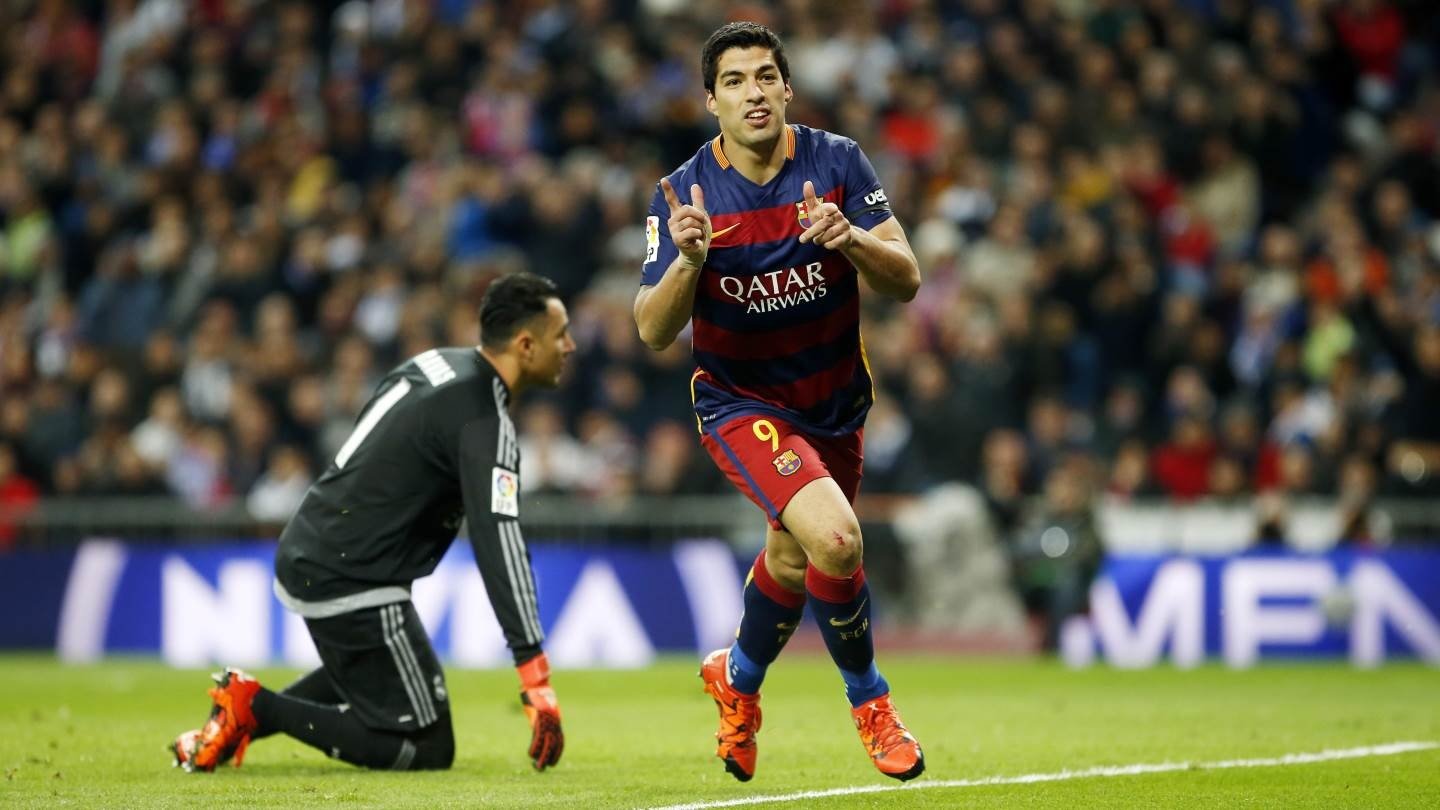 Luis Suárez celebra uno de los últimos goles del Barcelona en el Bernabéu, con Keylor de fondo. FCB