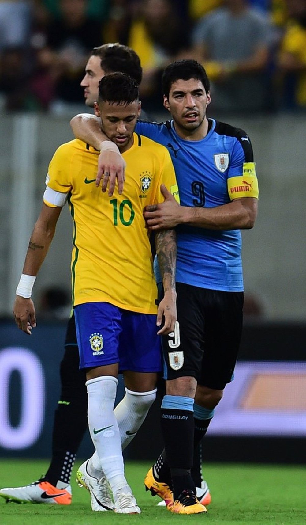 Neymar se calentó con Fucile y Luis Suárez le alejó de la discusión. FutebolNews