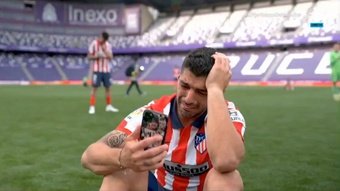 Luis Suárez chora em videochamada com a familia.Captura/Vamos