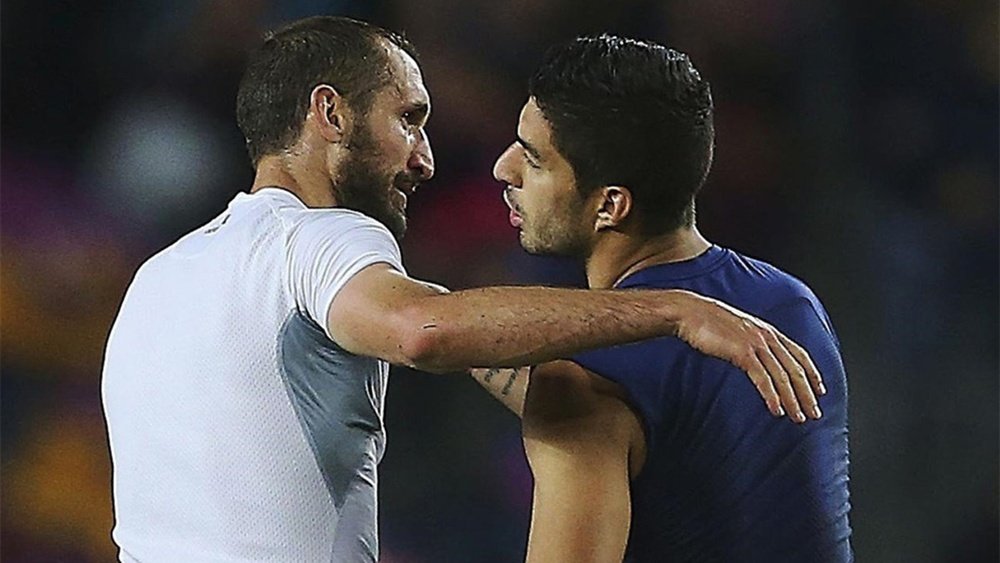 Luis Suárez y Chiellini firmaron la paz intercambiando sus camisetas. EFEe