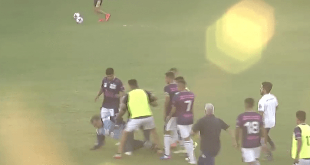 El entrenador y periodista Luis Ventura fue empujado al suelo por los jugadores del equipo rival al término del encuentro entre Central Ballester y Victoriano Arenas, en las inferiores de argentina.