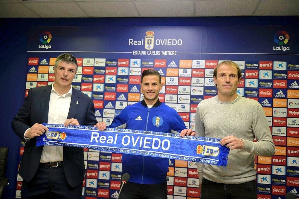 Luismi fue presentado con el Oviedo. Twitter/RealOviedo