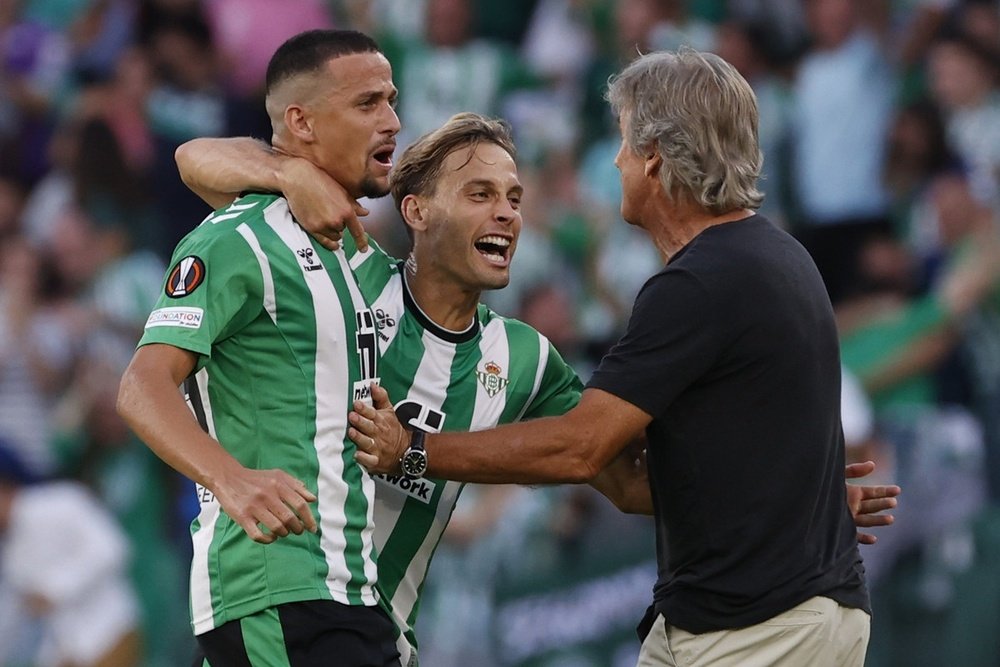 Luiz Felipe y Sergio Canales celebran el gol del cántabro con Manuel Pellegrini en el Betis-Roma de la Europa League 2022-23. EFE