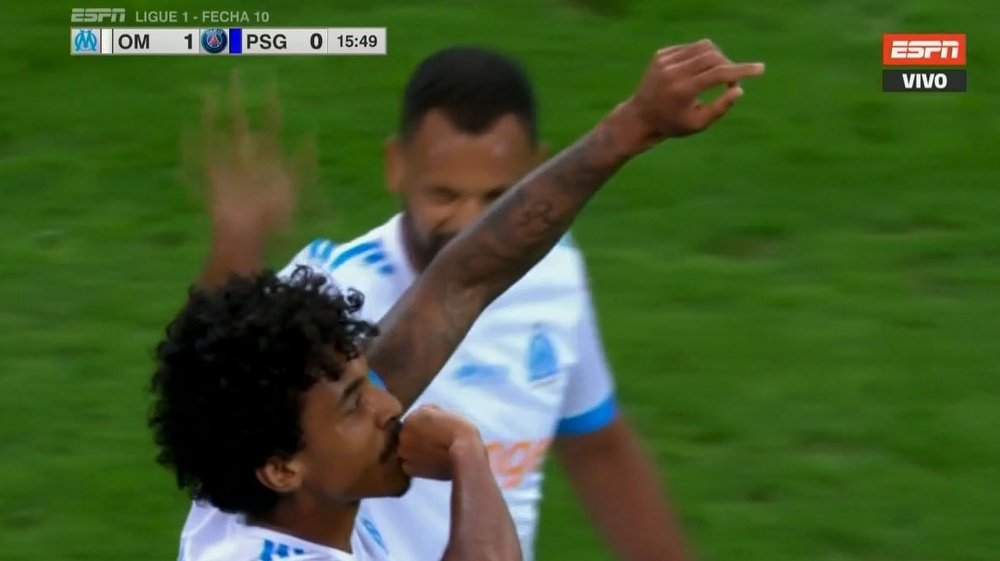 Luiz Gustavo celebra con Rolando su tanto ante el PSG. Twitter/ESPN