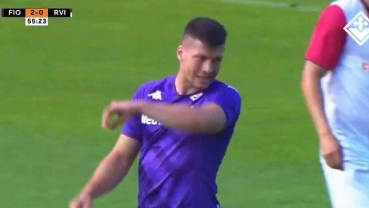 Jovic marcó un 'póker' con la Fiorentina. Captura/AFCFiorentina