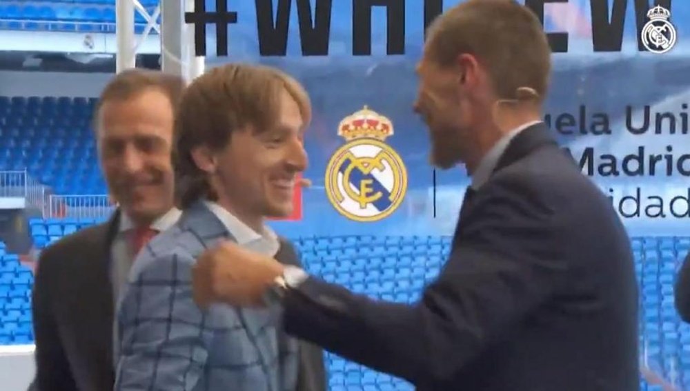 Luka Modric sorprendió a Zvonimir Boban durante un acto. RealMadridTV