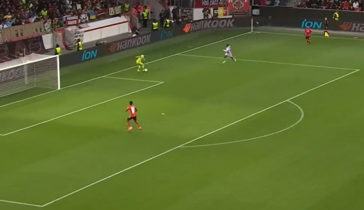 Lukas Hradecky protagonizó la imagen de la jornada europea. Twitter/juniorsamir