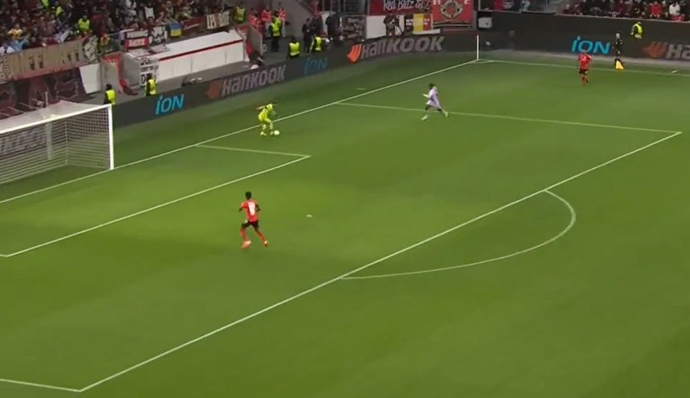 Lukas Hradecky protagonizó la imagen de la jornada europea. Twitter/juniorsamir