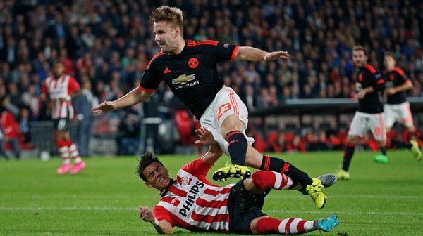 Luke Shaw, en la jugada de la lesión entre el PSV y el United. Twitter