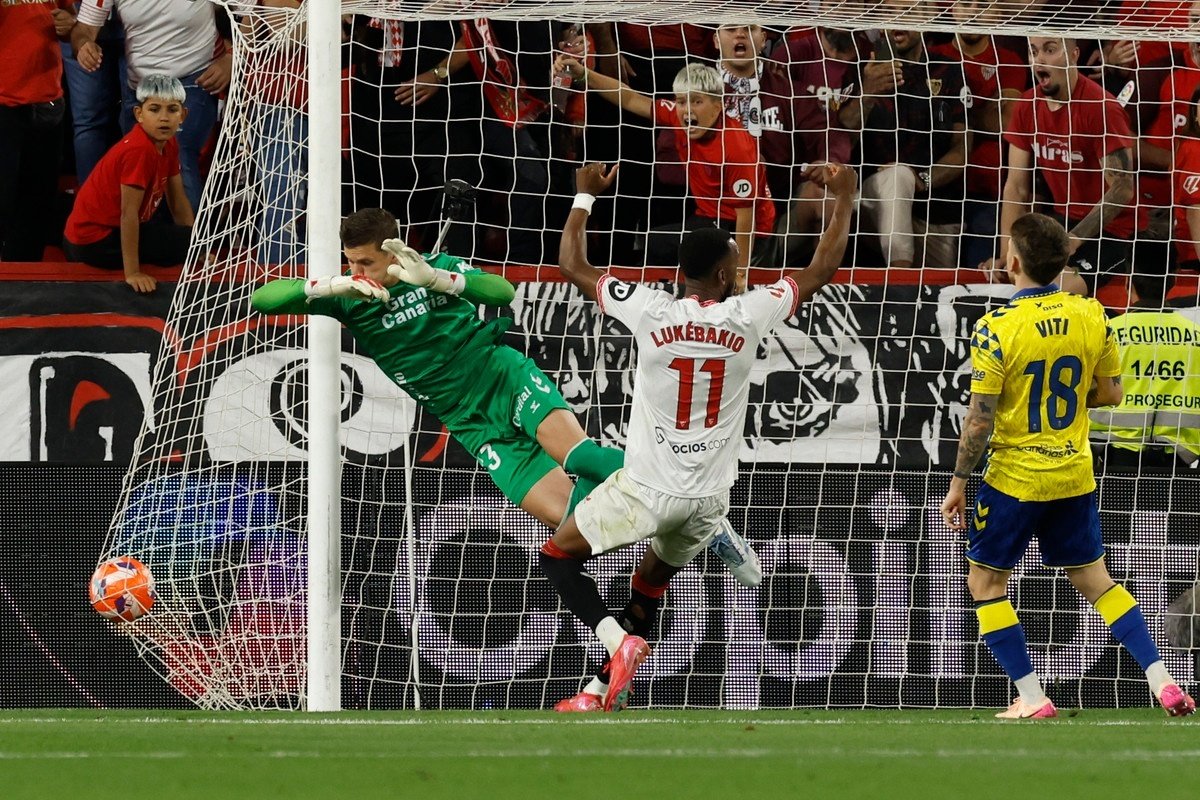 El Sevilla respira, Las Palmas se hunde. EFE / Julio Muñoz