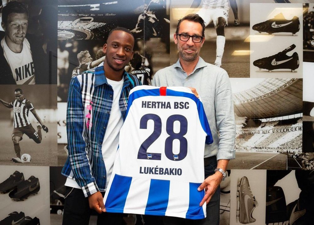 Lukebakio ya posa con la camiseta del Hertha de Berlín. Twitter/HerthaBSC