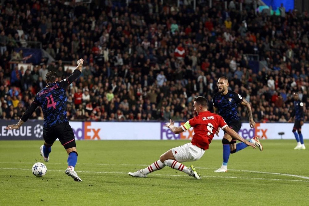 El PSV empató al Sevilla en el añadido. EFE