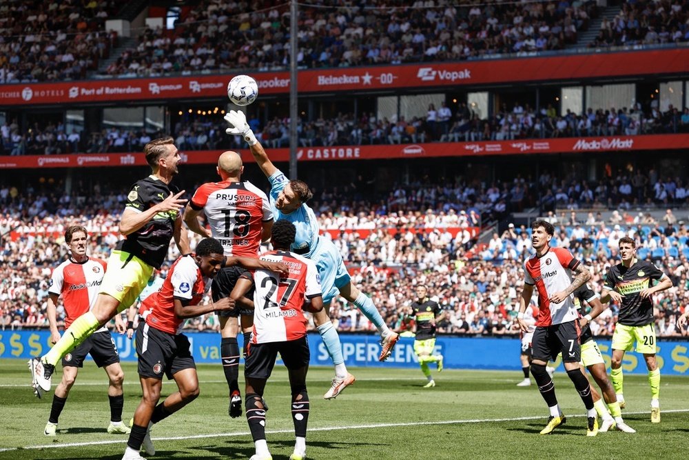 Redmond made his first-team debut for Feyenoord in November 2024. EFE