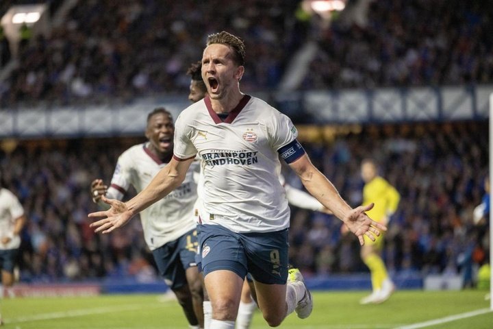 Luuk de Jong celebra el gol del 2-2 durante la ida del `play off` de la Liga de Campeones de la UEFA entre Glasgow Rangers y PSV Eindhoven en Glasgow. EFE/EPA/ROBERTPERRY