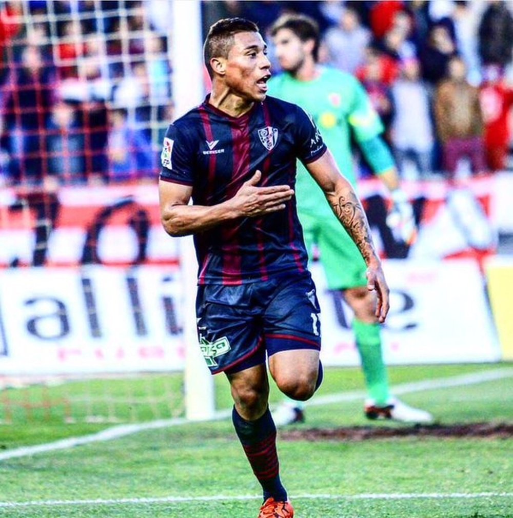 Machís, jugador del Huesca, celebrando un tanto ante el Almería. Twitter