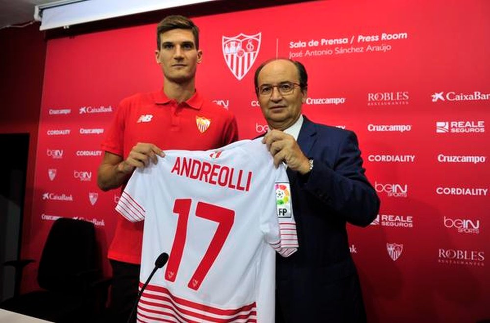 Marco Andreolli, durante su presentación como nuevo jugador del Sevilla. Twitter