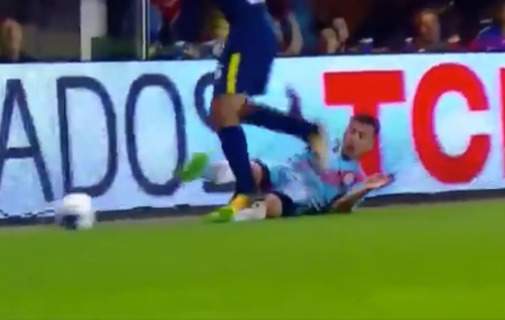 Un jugador de Boca asestó un escalofriante pisotón a su rival