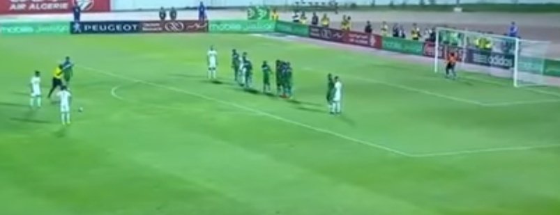 Mahrez fascina con un golazo de falta con Argelia