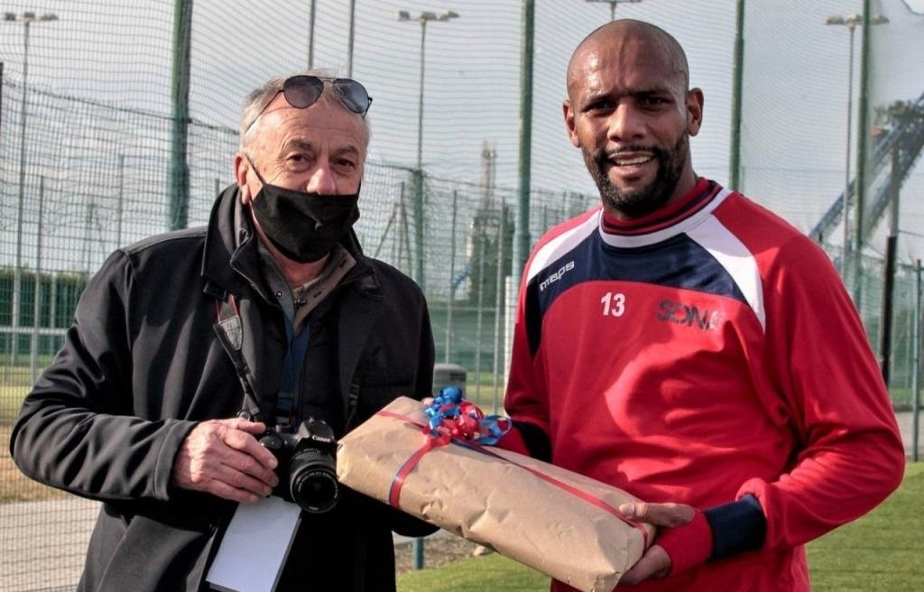 Maicon welcomed in Italy with... bread!