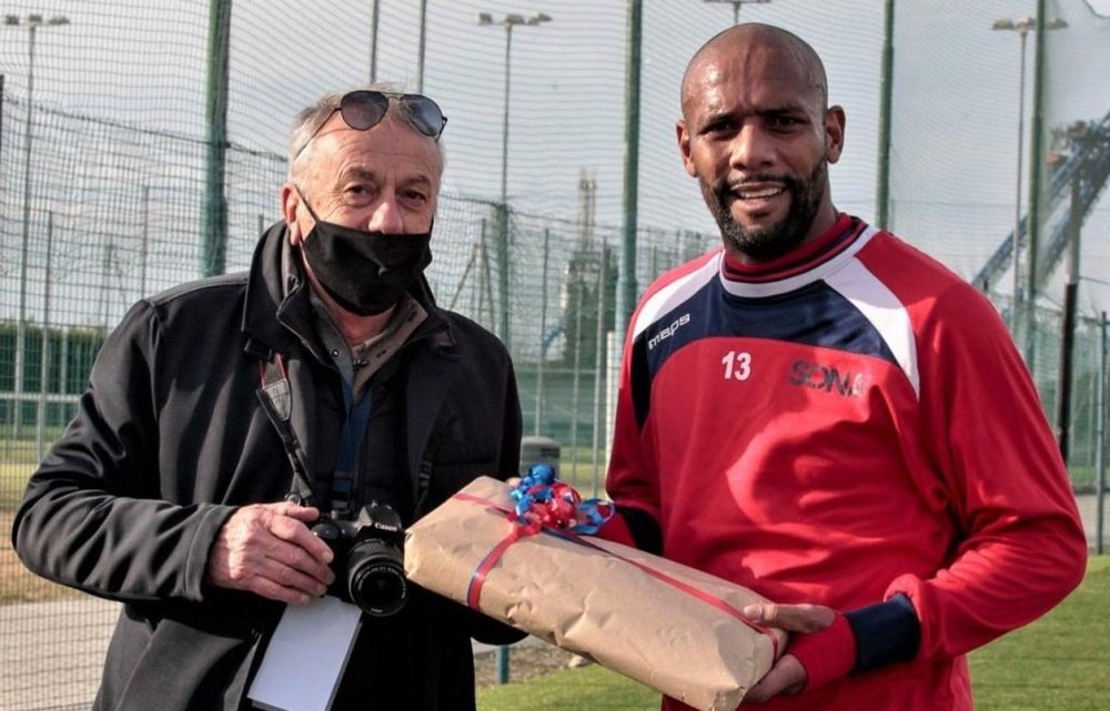Maicon welcomed in Italy with... bread! ASDSonaCalcio