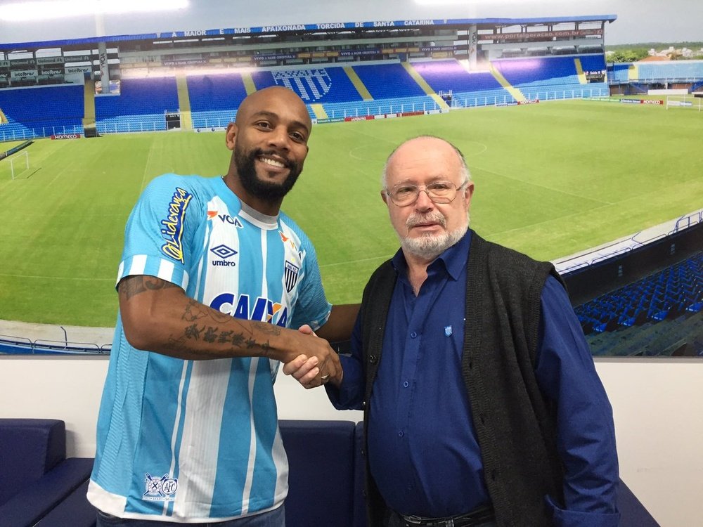 Maicon a annoncé son engagement avec l'Avaí Futebol Clube. AvaiFC