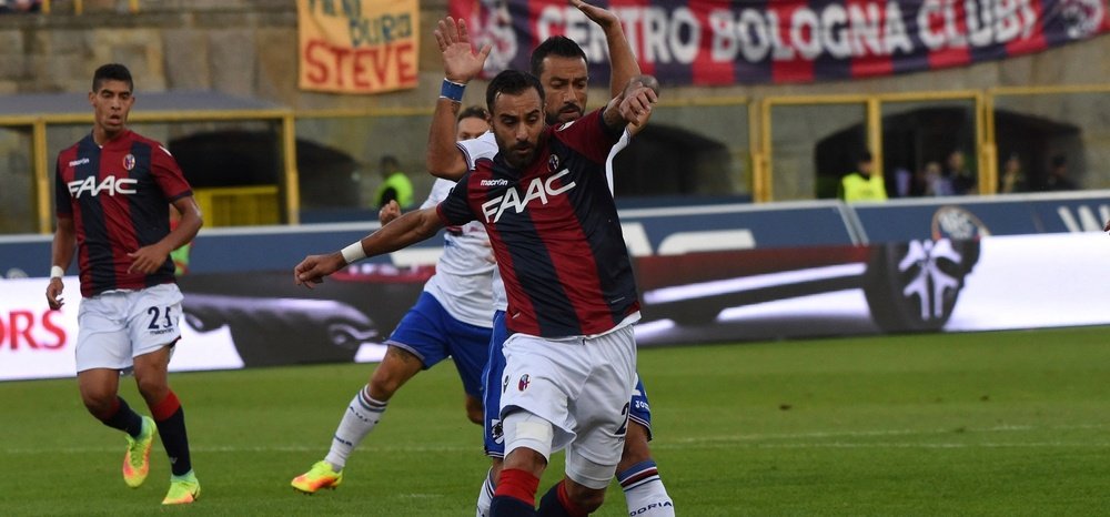 Maietta protege un balón ante la presión de Quagliarella, en el Bologna-Sampdoria de la quinta jornada de la Serie A 2016-17. BolognaFC